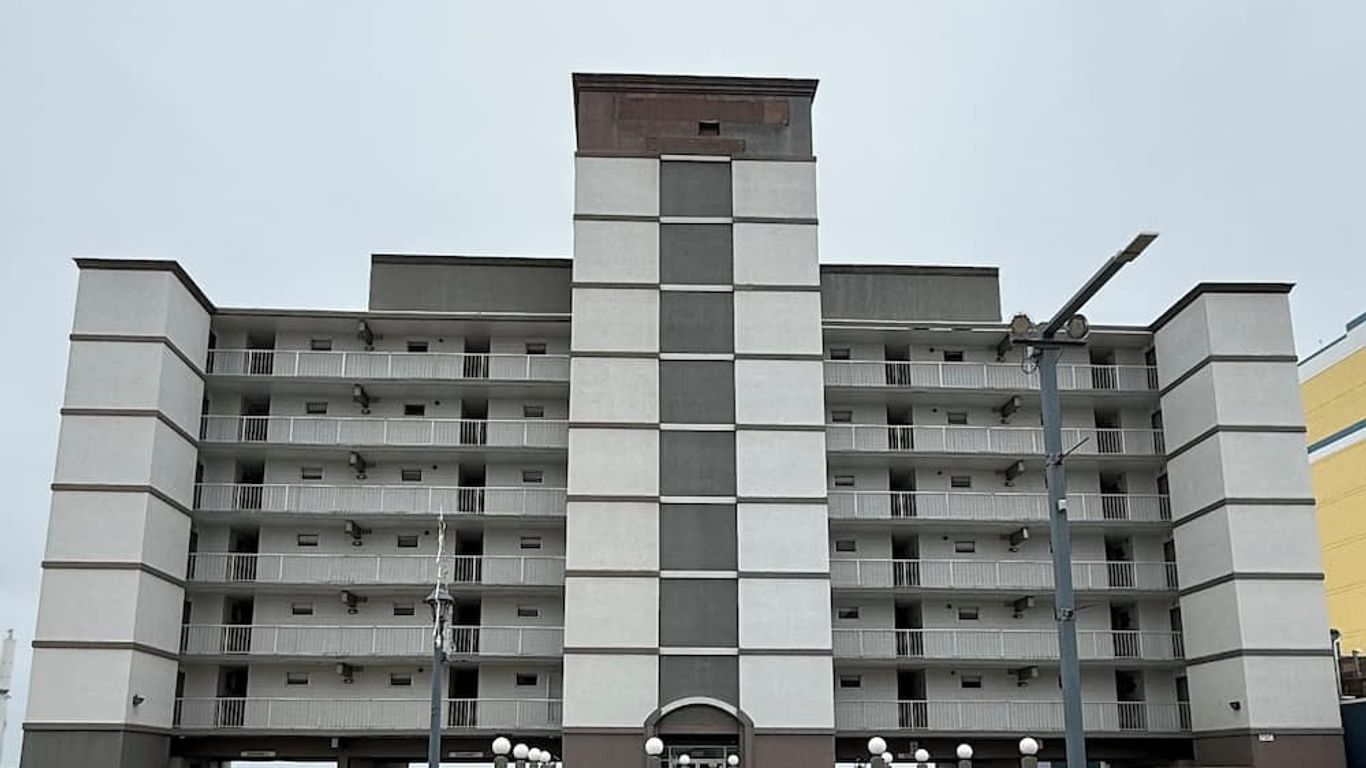 Aquarius Oceanfront Hotel