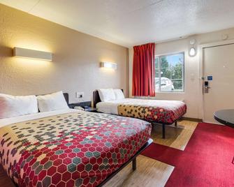 Econo Lodge Inn & Suites - Terre Haute - Bedroom