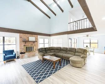 Spacious & Private Lakefront Getaway in Abilene! - Abilene - Living room