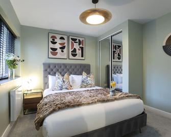 Elliot Oliver - Deluxe Two Bedroom Apartment With Parking & Ev Charger - Cheltenham - Bedroom