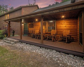 Trophy Timber Lodge | Labor Day Open | Sleeps 17 - Hart - Patio