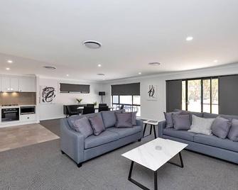 Ch Boutique Apartments The Ringers Road - Tamworth - Living room