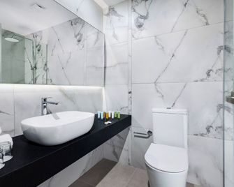 Mayfair Hotel - Paphos - Bathroom