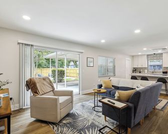 Tampa Vacation Rental about 3 Mi to Downtown! - Tampa - Living room