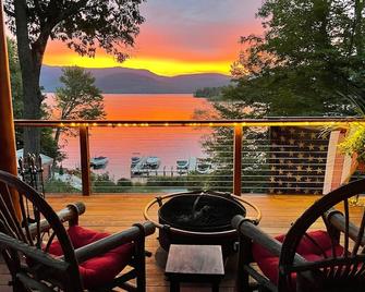 Lk George lake view luxury log cabin. Ski Gore! - Bolton Landing - Balcón