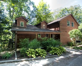 Beautiful Cabin with Hot Tub Surrounded by Trees in Confluence, Pennsylvania - Confluence - Edificio