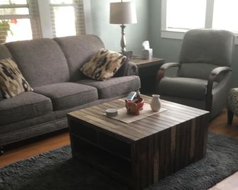 Charming 4-Bedroom Charlevoix Cottage city Of Charlevoix Str License 20-00007 - Charlevoix - Living room
