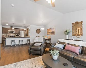 Destiny Cove - Kalispell - Living room