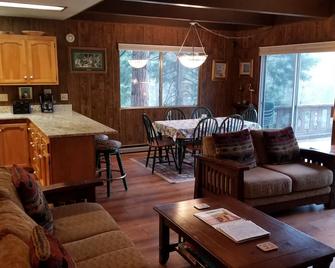 PinecrestAreaRentals #11 Mountain cabin!\nBook 2 nights 3rd free 1/27-2/2 Snow! - Pinecrest - Sala de estar