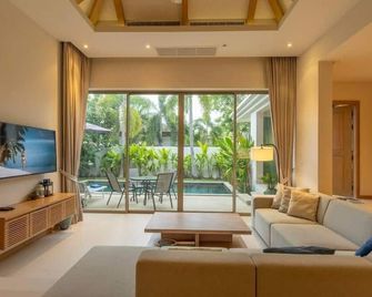 V91 Where The Rich People Go Trichada Resort - Phuket - Wohnzimmer