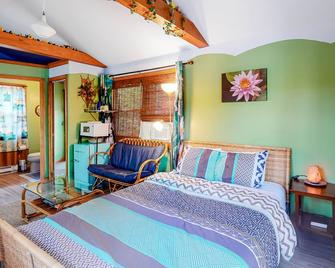 Lakefront Studio in the Trees with Gorgeous Views, Balcony, & Shared Canoe - Augusta - Schlafzimmer