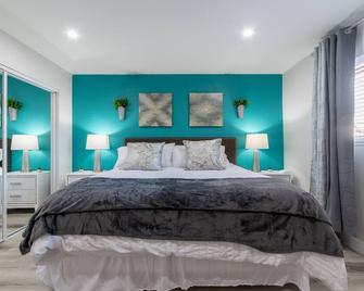 Family friendly in the heart of Westlake Village! King beds, workstation,printer - Westlake Village - Bedroom