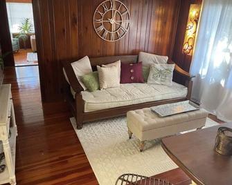Cozy South Tampa Boho Guest Cottage - Tampa - Sala