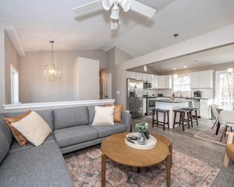 Ark Adventure Retreat - Walton - Living room