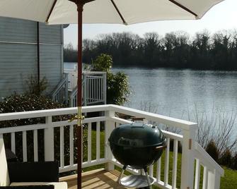Pet Friendly Cotswold Lakeside Lodge, 3 Bed/2 bath, free parking - Cirencester - Balcony