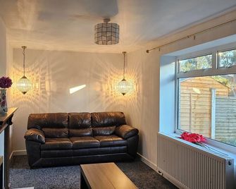 3-Bed House In Newcastle Under Lyme Free Parking - Chester