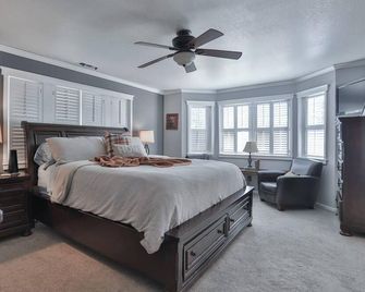 Country Style Mountain Home - View of Lake Forebay - Pollock Pines - Bedroom