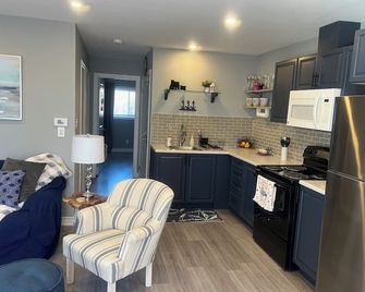 Garden Oasis 2Bed Private Apt. - Walk to Lake Simcoe! - Innisfil - Kitchen