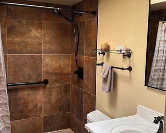 Enjoy the Moon Rising over the Santa Rita Mountains. Property in Desert Casitas. - Green Valley - Bathroom