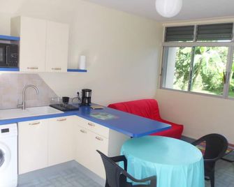 Kitchen-living room and air-conditioned bedroom, at the foot of La Soufrière. - Saint-Claude - Kitchen