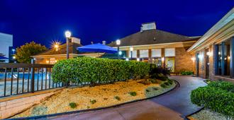 SureStay Plus Hotel by Best Western Fayetteville - Fayetteville - Pool