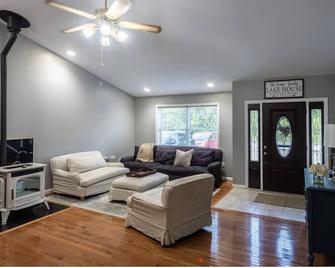 Lake house with a game room - Coxsackie - Living room