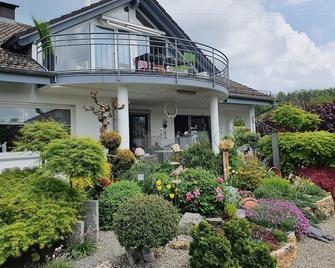 Idyllic modern apartment with two balconies and air conditioning - Bermatingen - Edificio