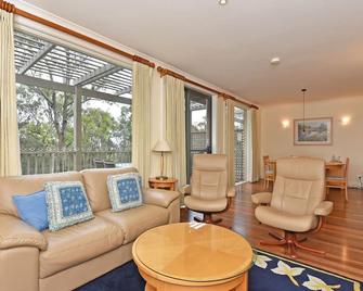 Villa 2br Prosecco Villa located within Cypress Lakes Resort - Pokolbin - Living room