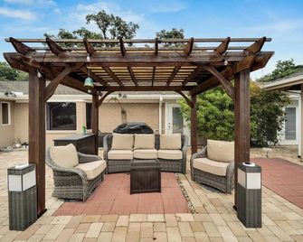 Luxury Hideaway - Lakefront - Mini Golf, Pool + More! - Seffner - Patio