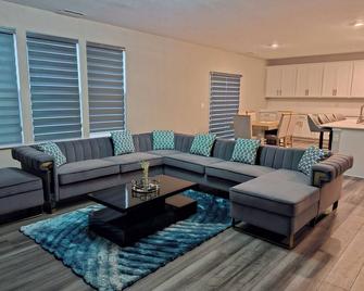 Cozy 5 bedroom and 4 bathroom - Brownsburg - Living room