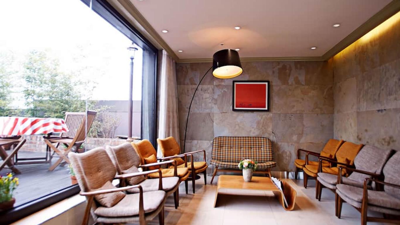 فندق سكاي بارك ميونغدونغ