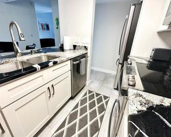 Luxurious Beach Condo in Madeira Beach Yacht Club! - Madeira Beach - Kitchen