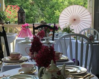 Lake views galore from balconies right on the lake and drought-proof deep water - Dawsonville - Restaurante
