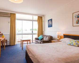 ذا كيو موتل - روكامبتون - غرفة نوم