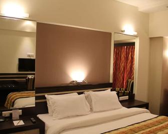 City Inn - Phaltan - Bedroom