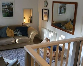 Yewtree Cottage -The Art House - Dunoon - Living room