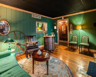 Sleep 25 w/ Private Group Accommodations, Banquet Space, Game Room - Ovid - Living room