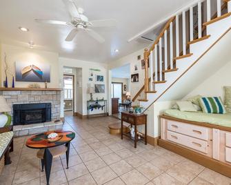 Cozy Shore House, Beach on one side, Bay on the other side - Strathmere - Living room