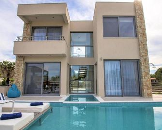 Dazzling Halkidiki Villa | Villa LothÃriel | 3 Bedrooms | Spacious Furnished - Kassandreia - Alberca