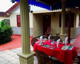 Hostal Fiallo - Playa Larga - Patio