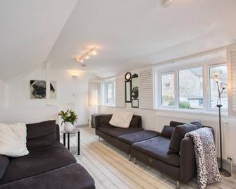 Fantastic 1BD Hideaway 2 minutes to the Sea - Beer - Living room
