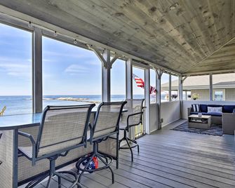 Oceanfront Cape Cod Home w/ Porch, Yard + Grill! - Marshfield - Balcón
