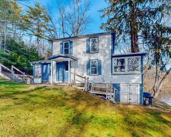 Dog-friendly cabin on the water with a sunroom, firepit, & full kitchen - Castleton - Edificio