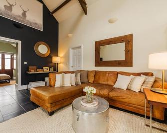 Kingsley Cottage - countryside retreat that welcomes dogs - 벨라살라 - 거실