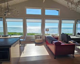 Your search is over - 180° views, pet friendly and luxury, right on the sand - Arch Cape - Living room