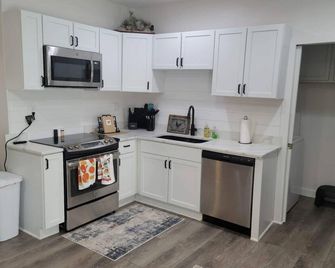 College World Series/Traveling Nurses loft apartment near West Dodge Expressway - Elkhorn - Cocina