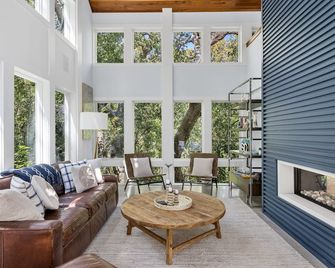 Sandy Cheeks - Southport - Вітальня