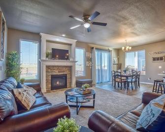 Colorado Springs Mountain View Haven Golf Course Community 5 Bedrooms, 3 Baths - Peyton - Living room