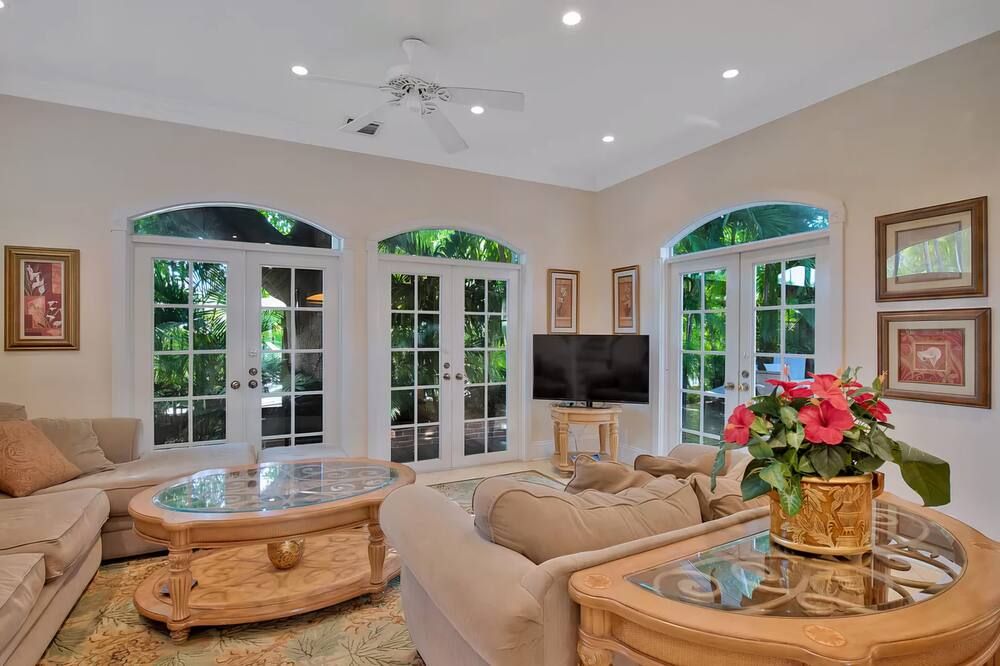 Casa Cristol- Family and Pet Friendly - Classic KW Charm Superb Location! - Key West - Living room