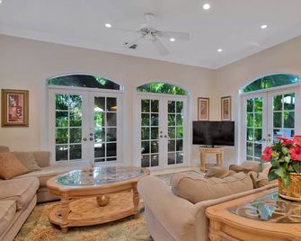 Casa Cristol- Family and Pet Friendly - Classic KW Charm Superb Location! - Key West - Living room